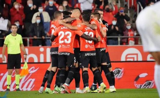 Los futbolistas del Mallorca celebran el empate en el descuento. 
