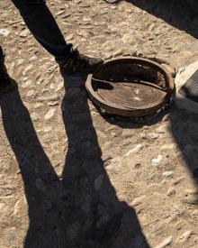 Imagen secundaria 2 - Contenedores de basura en la Verea de Enmedio, solar sin adecentar y tapa de alcantarilla rota.