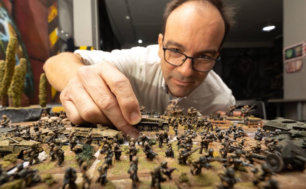 Jorge Merino coloca una de sus miniaturas, en el local de War Lotus. 