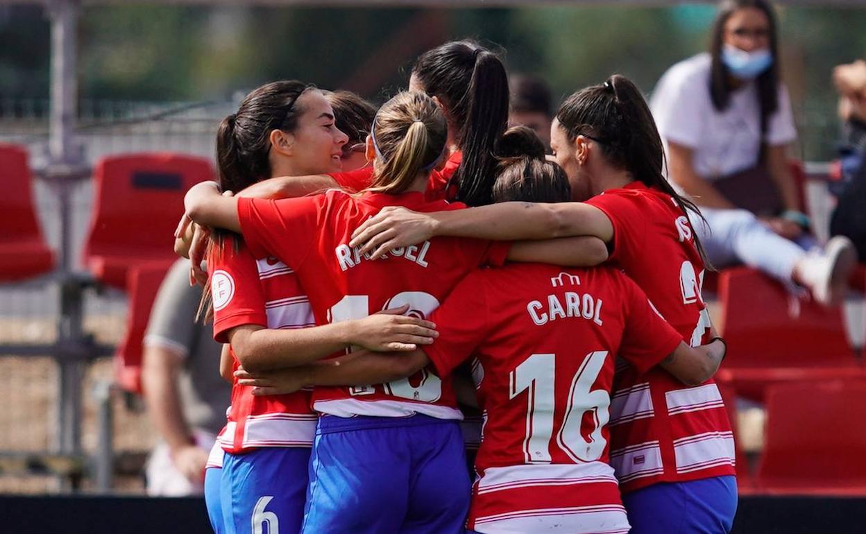 Las rojiblancas se abrazan tras anotar un gol en la Ciudad Deportiva. 