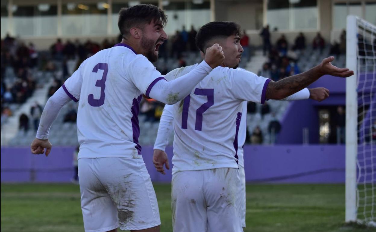 Fran Moreno y Óscar Lozano celebran uno de los goles marcados este pasado domingo. 