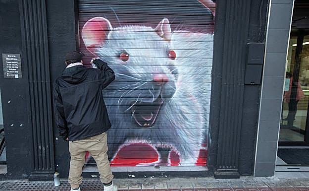 Flecha Uno pintando. 