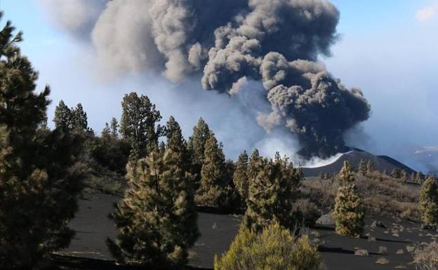 Nube de humo en el Cumbre Vieja.