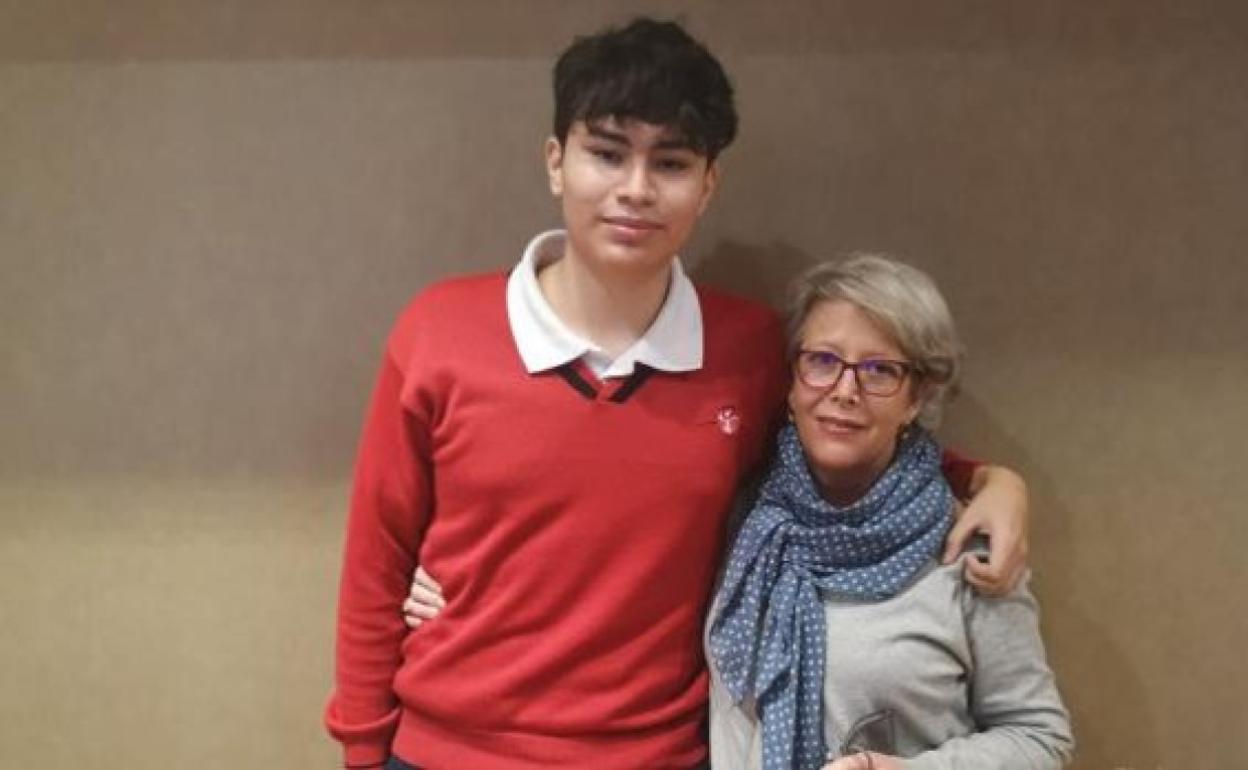 José María y su madre adoptiva, Beatriz Bilbao, que acogió al chico cuando tenía dos años. 