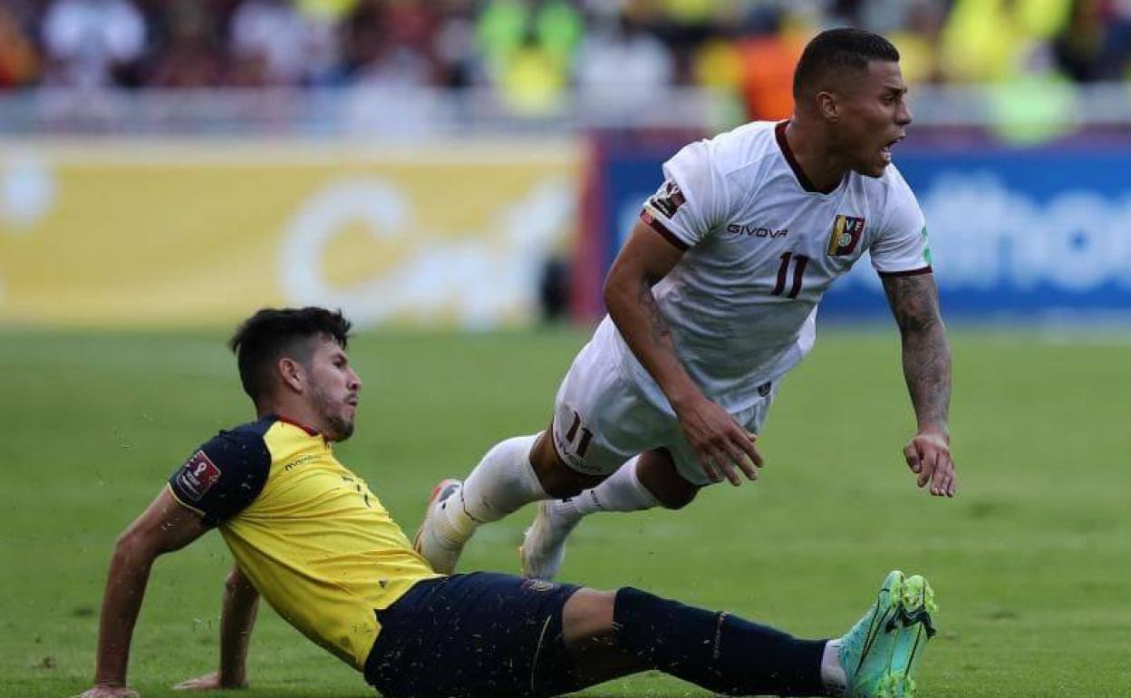 Machís es frenado por un jugador ecuatoriano con una falta. 