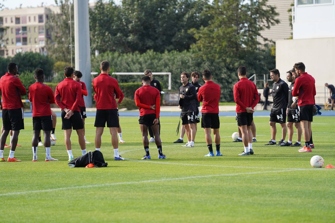 Rubi da a la plantilla la charla previa al primero de los dos entrenamientos a puerta cerrada antes de viajar esta tarde a Ibiza