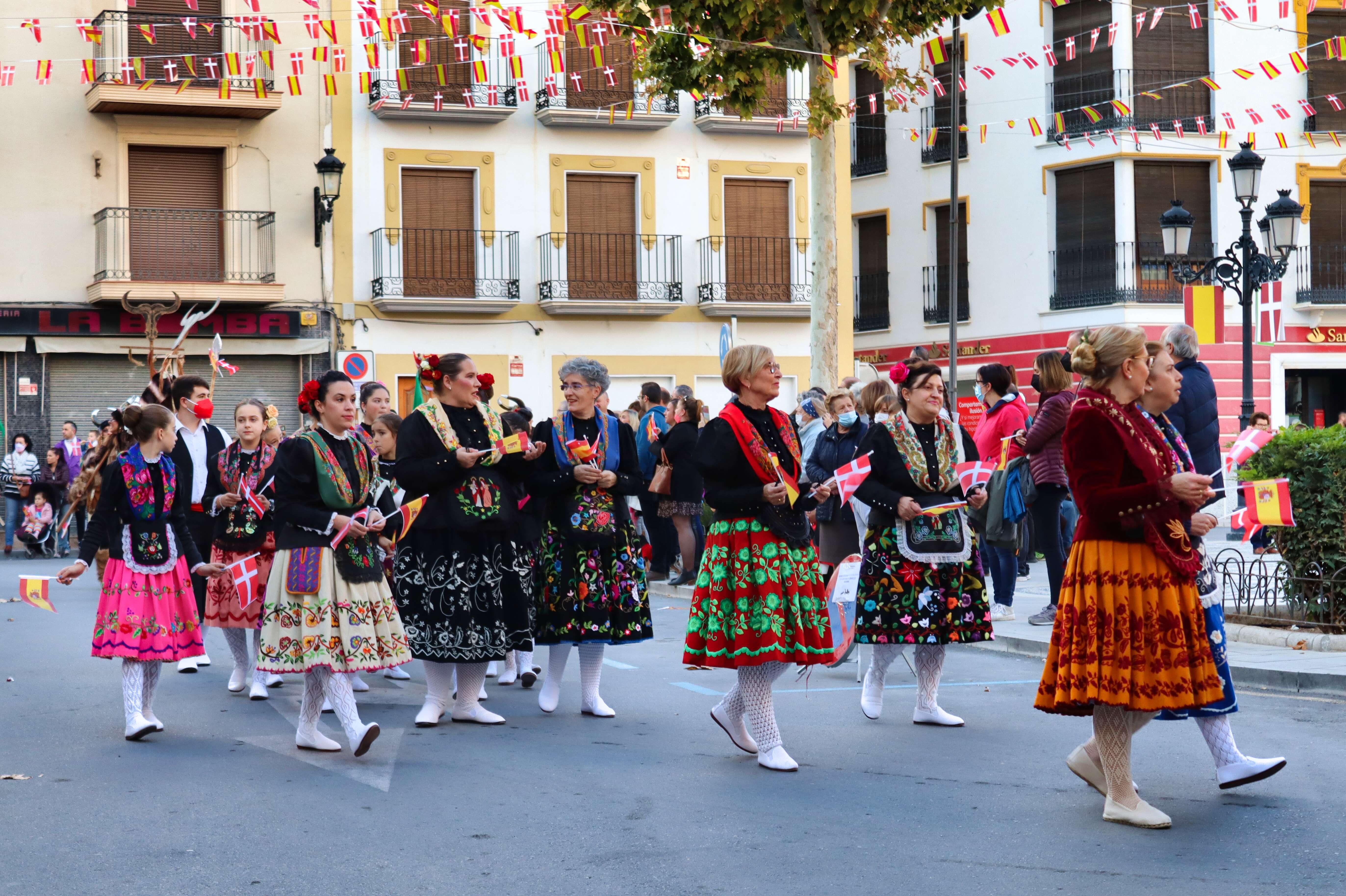 Imagen principal - Un desfile en Huéscar para celebrar la paz