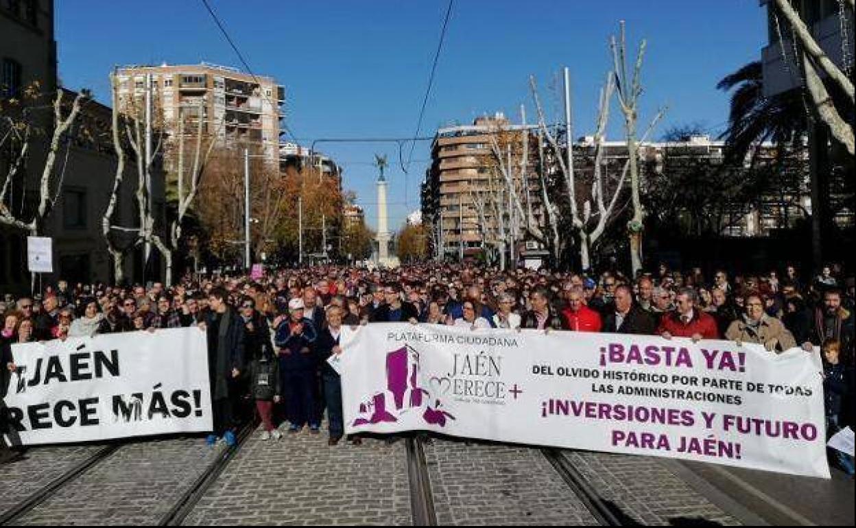 Manifestación de la plataforma ciudadana Jaén Merece Más por las calles de la capital. 