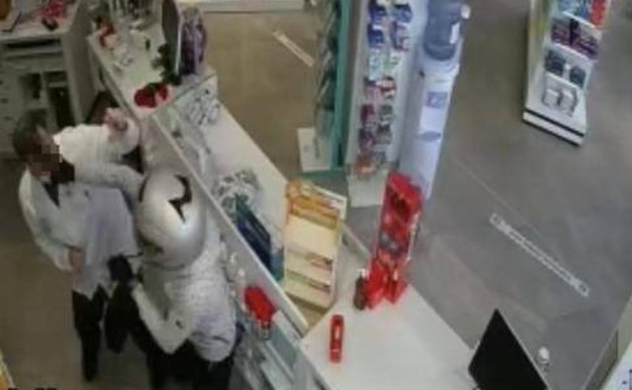 El atracador, durante un asalto a una farmacia de la capital.