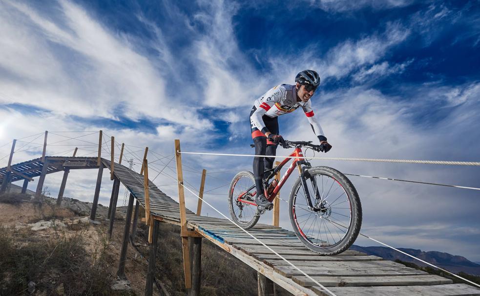 David Valero recorre una pasarela en el circuito que lleva su nombre en Baza. 