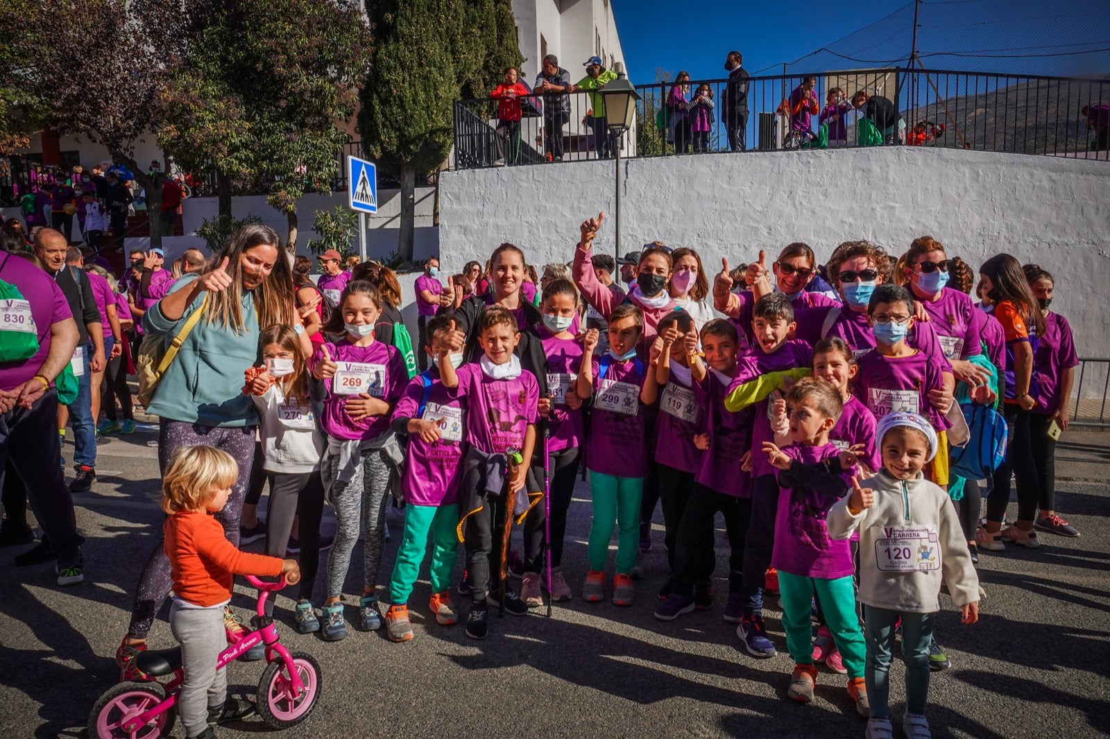 1.500 personas se reúnen en la quinta edición de la carrera #PonteEnMarchaYA de Lecrín, una fiesta comarcal en la que Rafael Torres y Catherine Walkley alcanzan la meta en primer lugar 