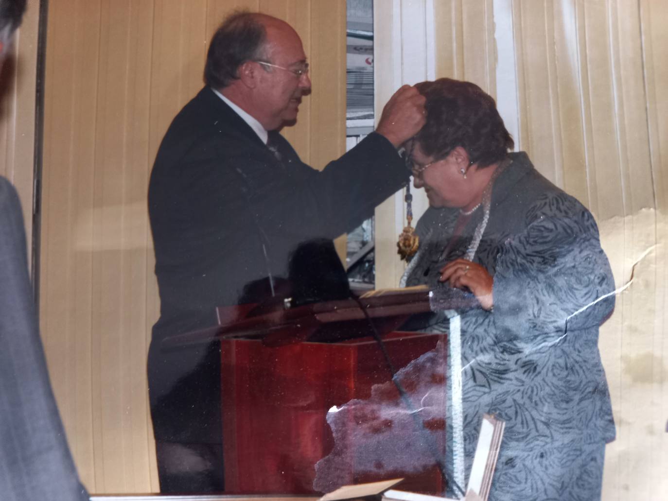 Imagen secundaria 1 - Arriba, primer colegio en el palacete de los Marqueses de Pañaflor, y abajo, recogiendo premios en diferentes instituciones 