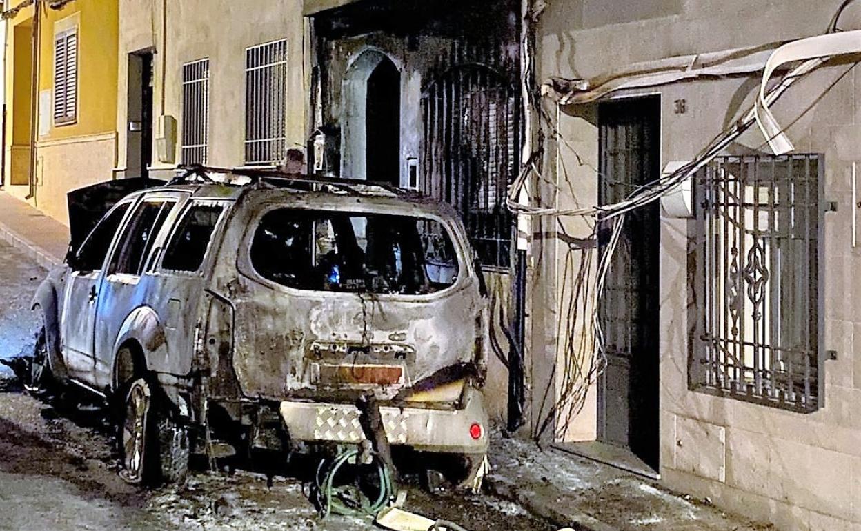 Vehículo afectado por las llamas. 