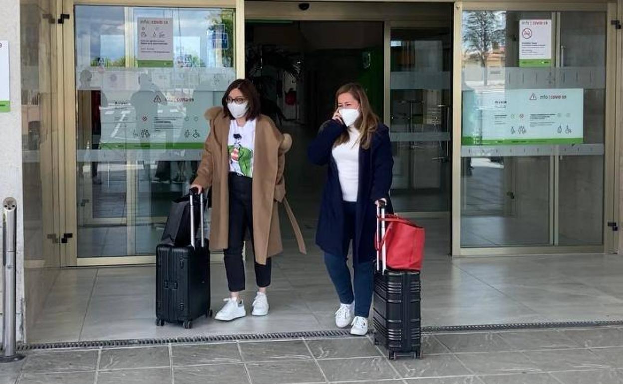 Sophia Yang y Patricia Rodríguez, en el aeropuerto. 