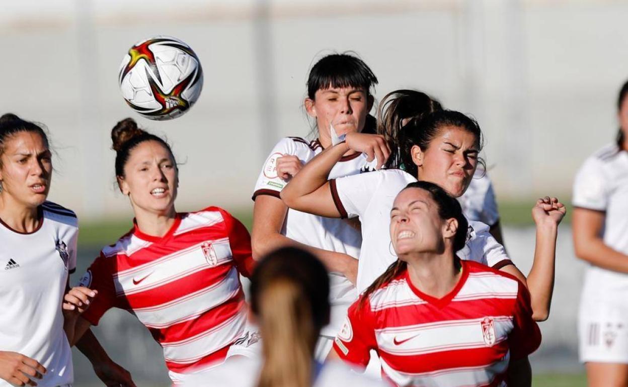 Postigo y Moreno se suman al ataque en un córner. 