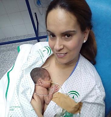 Ana Belén con Pablo en brazos aún en el hospital.