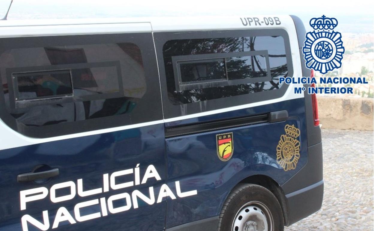 Se encuentra con una patrulla policial tras arrancar una cadena a un joven en el centro de Granada