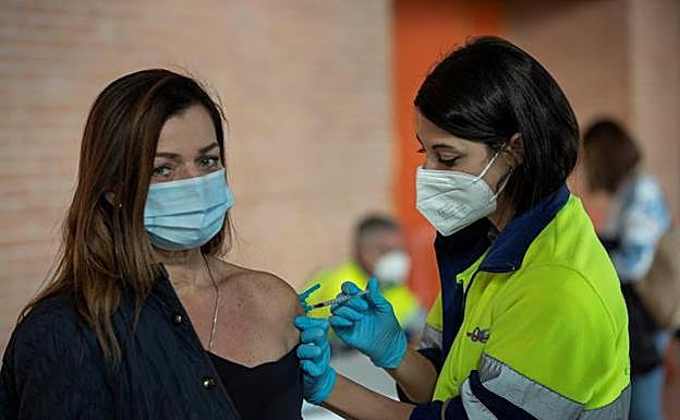 Salud comenzará el próximo lunes a administrar la tercera dosis a sanitarios y en diciembre vacunará a niños