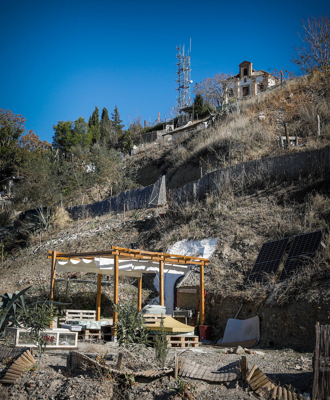 Imagen secundaria 2 - A los pies de la antigua muralla Zirí se ha creado un huerto con paratas y regadío que socaba los cimientos. El cerro de San Miguel presenta innumerables modificaciones en un entorno que tiene toda las protecciones urbanísticas.