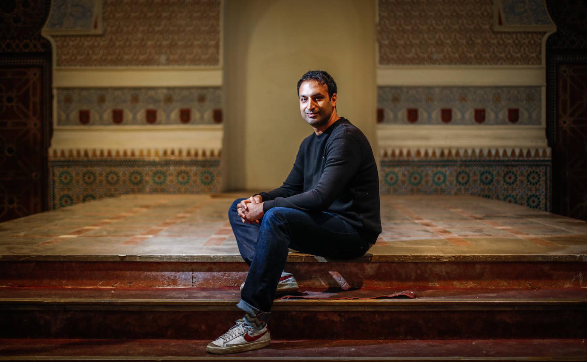 Abid Khan, en la capilla neomudéjar de la Facultad de Comunicación de la UGR. 