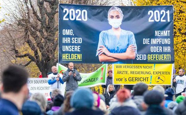 Una protesta anti-vacunas en Austria después de anunciarse el confinamiento para los no vacunados. 