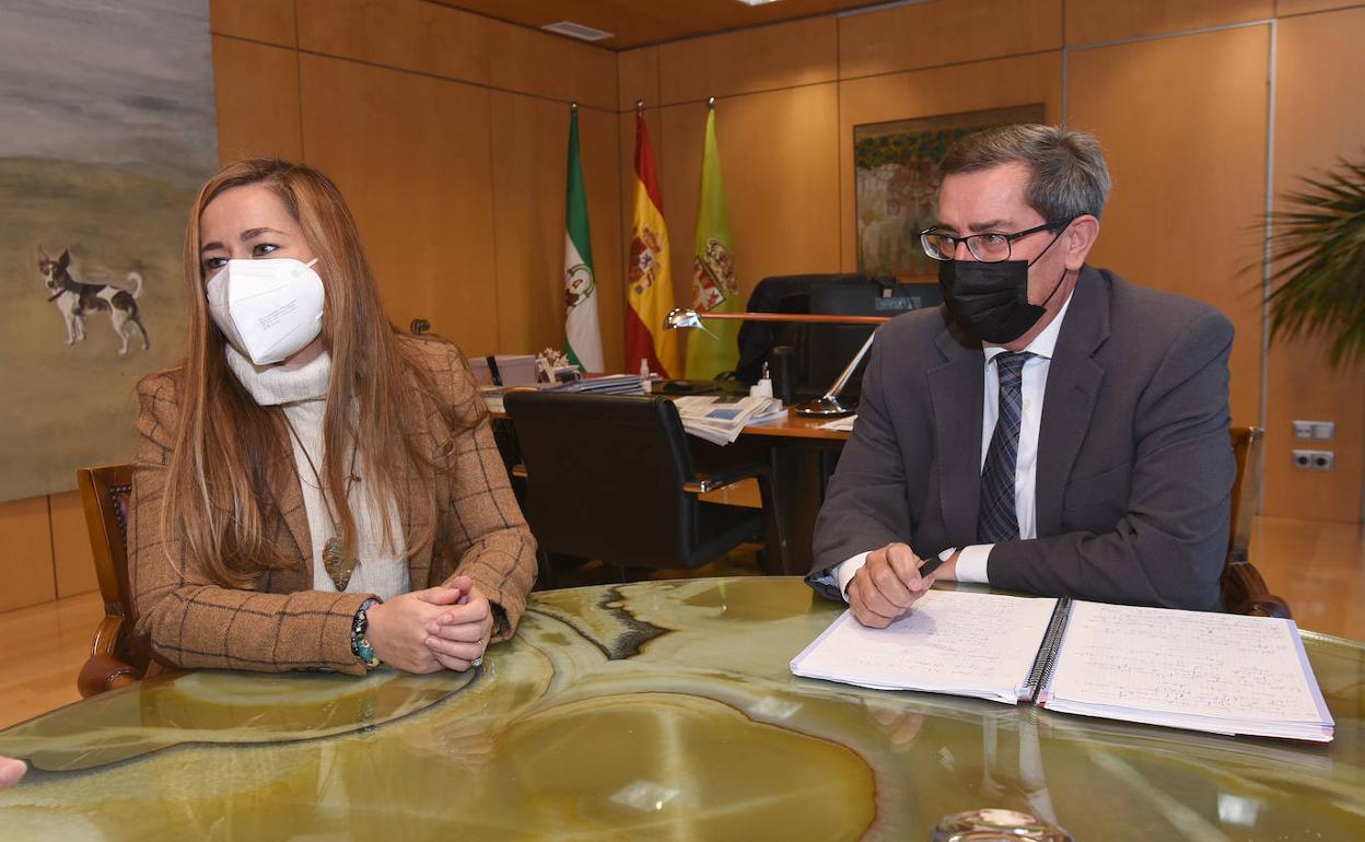 Patricia Rodríguez y José Entrena, reunidos este viernes. 