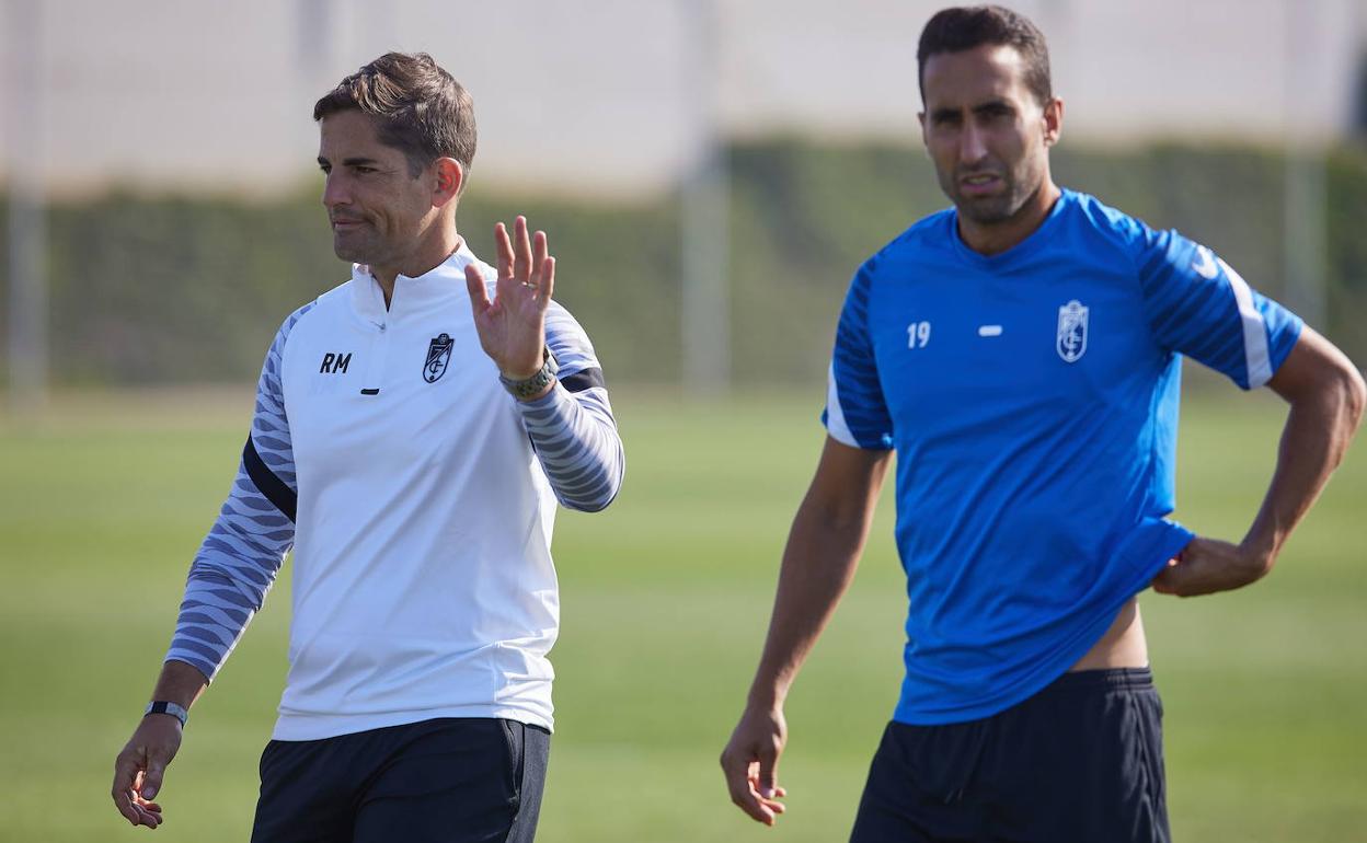 Robert Moreno saluda camino del entrenamiento junto a Ángel Montoro. 