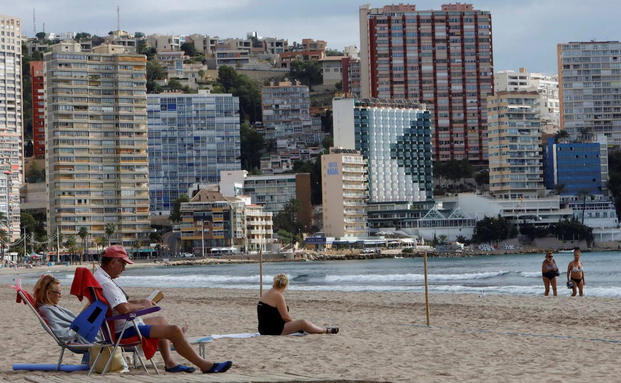 Turistas en la playa de Benidorm. 