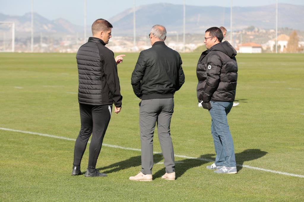Robert Moreno, Pep Boada y David Comamala conversan de espaldas al entrenamiento. 