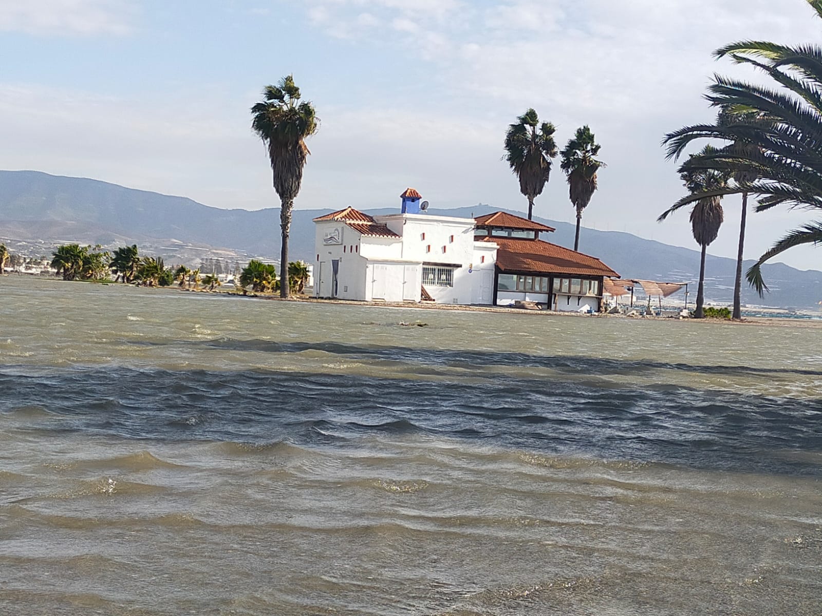 Según la Aemet el aviso naranja, riesgo importante, se mantendrá en el litoral hasta la medianoche del viernes, con vientos del este fuerza 7 y olas de hasta cinco metros. 