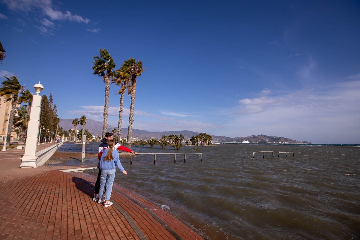 Según la Aemet el aviso naranja, riesgo importante, se mantendrá en el litoral hasta la medianoche del viernes, con vientos del este fuerza 7 y olas de hasta cinco metros. 