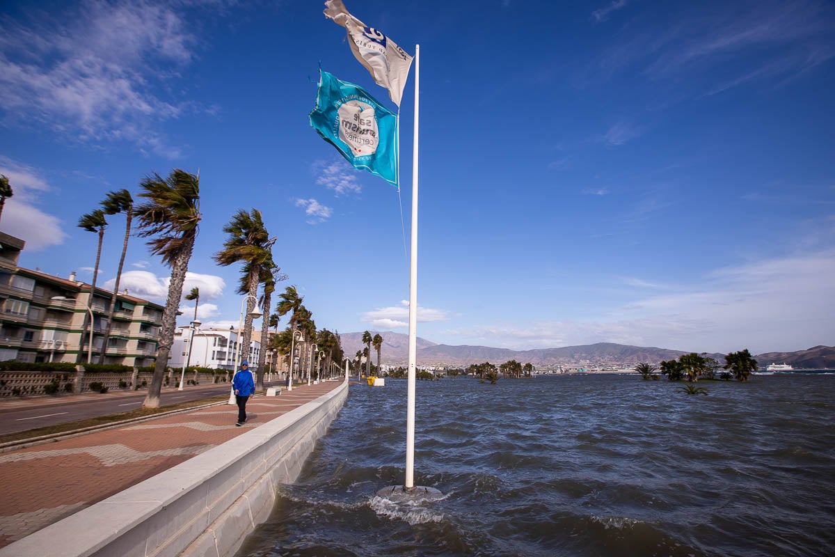 Según la Aemet el aviso naranja, riesgo importante, se mantendrá en el litoral hasta la medianoche del viernes, con vientos del este fuerza 7 y olas de hasta cinco metros. 