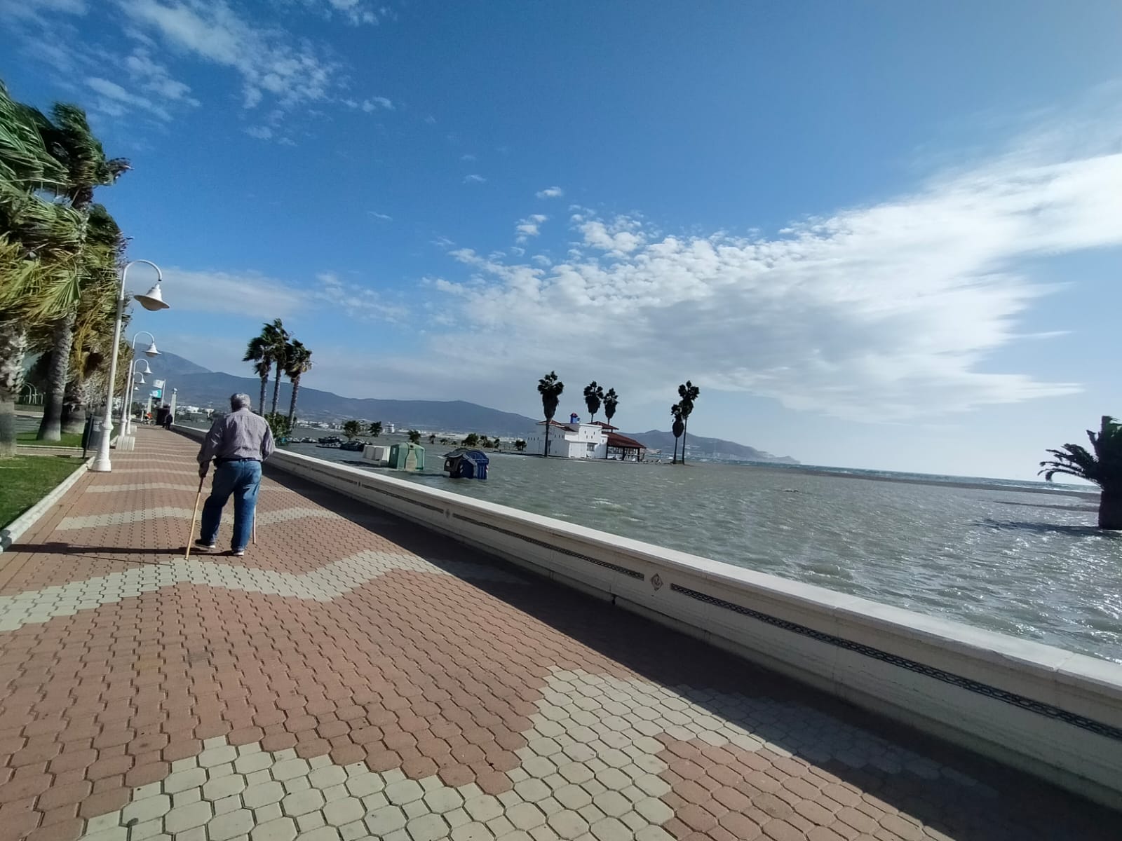 Según la Aemet el aviso naranja, riesgo importante, se mantendrá en el litoral hasta la medianoche del viernes, con vientos del este fuerza 7 y olas de hasta cinco metros. 