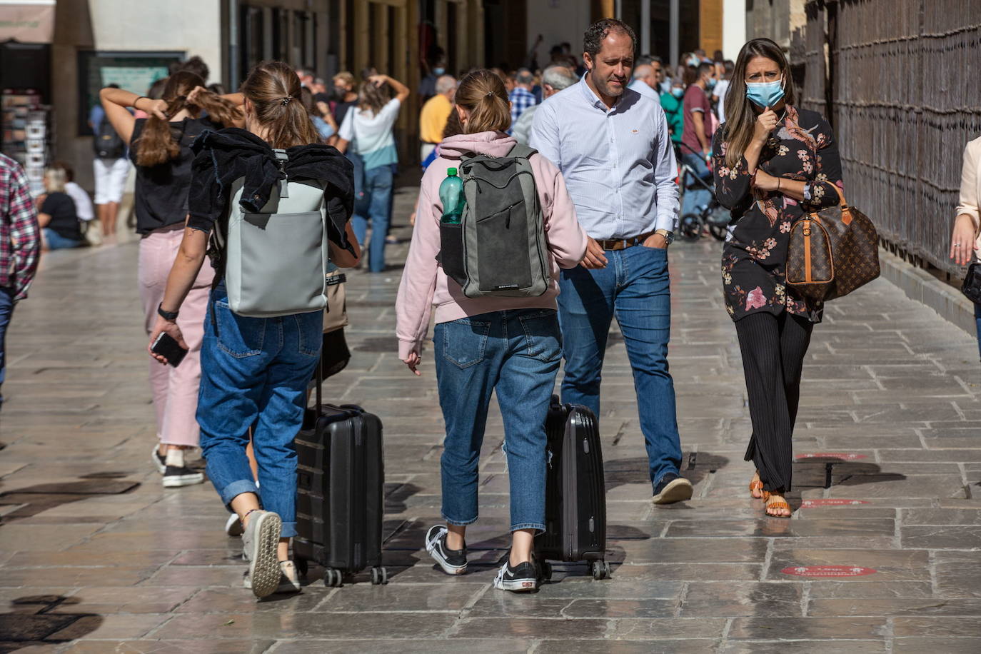 Turistas por el centro de Granada en una imagen de arhivo. 