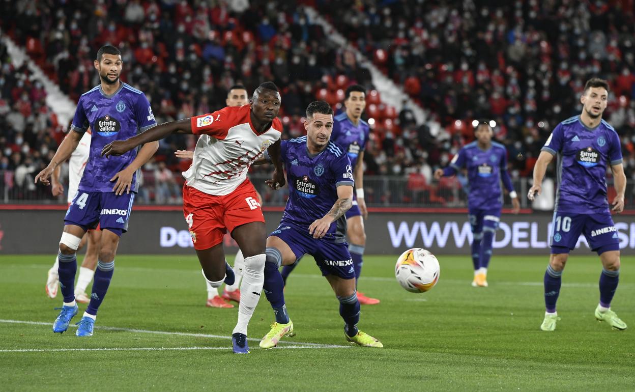 Jugada del partido entre el Almería y el Real Valladolid. 