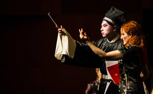 Una de las actuaciones en Shanghái, con el artista local Chen Lui, actor de ópera, y Abigail Horro.