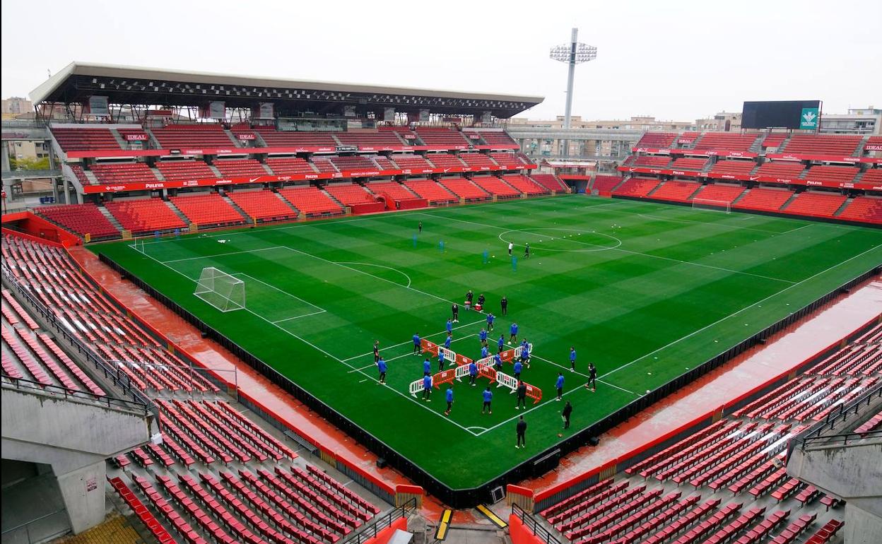 Los futbolistas del Granada juegan a 'futtenis' en Los Cármenes. 