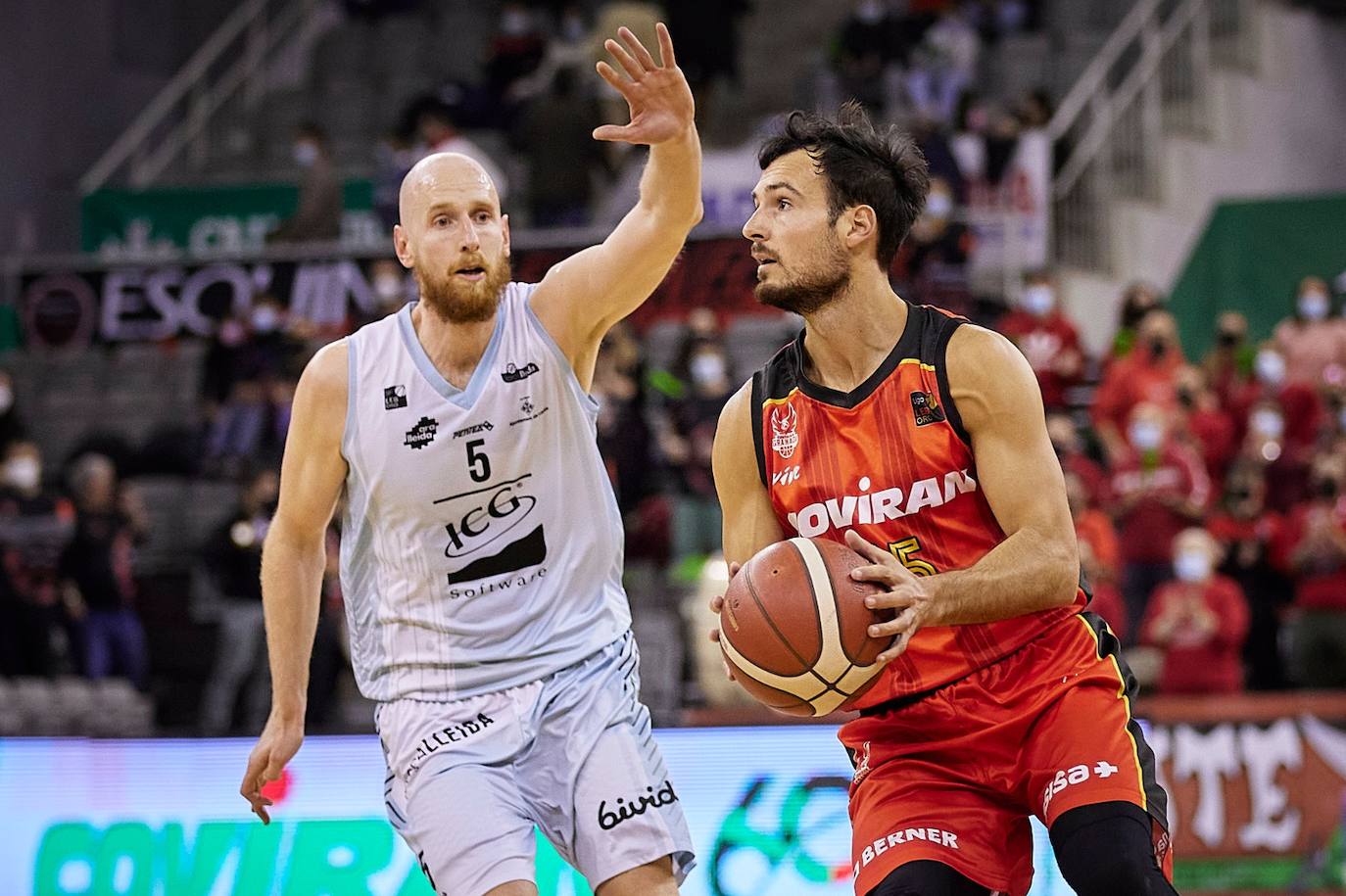 Lluis Costa mira al aro de Lleida ante Thomas Schreiner.