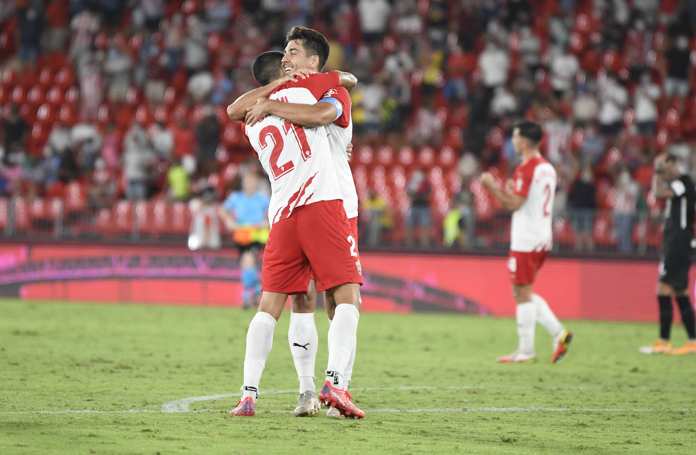 César de la Hoz, que se abraza con Chumi, completó ante el Real Valladolid otro gran partido. 