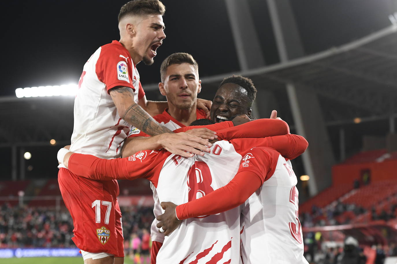Los rojiblancos celebran la primer gol frente al Real Valladolid. 