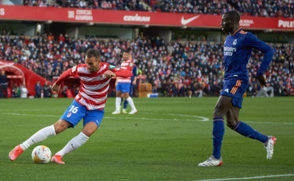 Víctor Díaz despeja ante Mendy. 