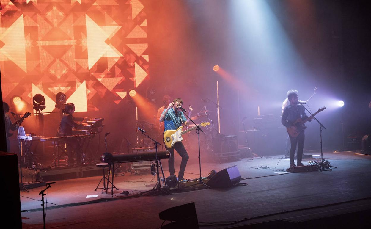 Momento de la actuación de la banda anoche en el Teatro Infanta Leonor. 