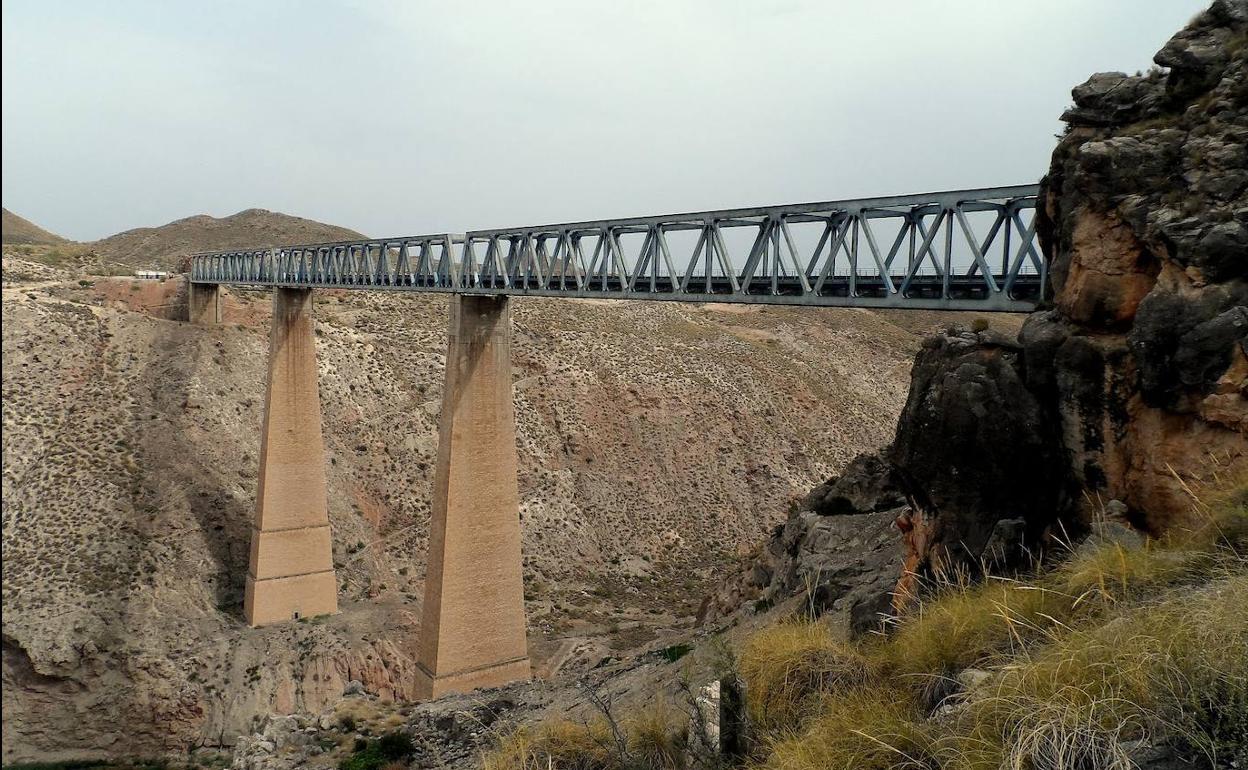 El puente del arroyo Salado de la localidad. 