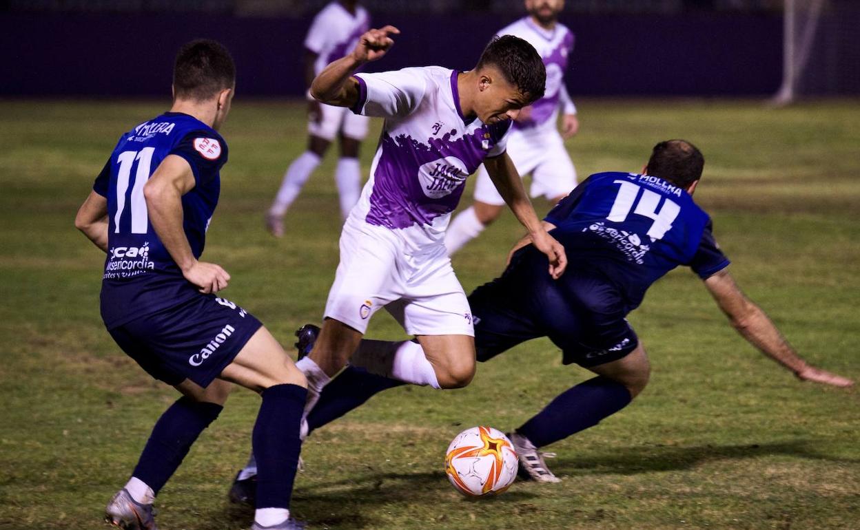 El bloque dirigido por Antonio Torres fue un muro sólido ante un Real Jaén espeso y carente de fútbol y fortuna. 