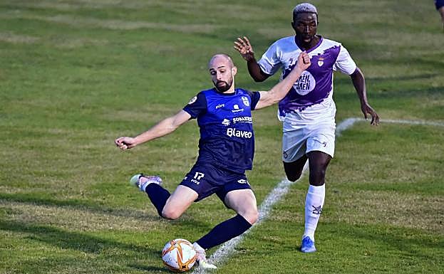 David Romero, de los más destacados del Torreperogil, ante Adama. 