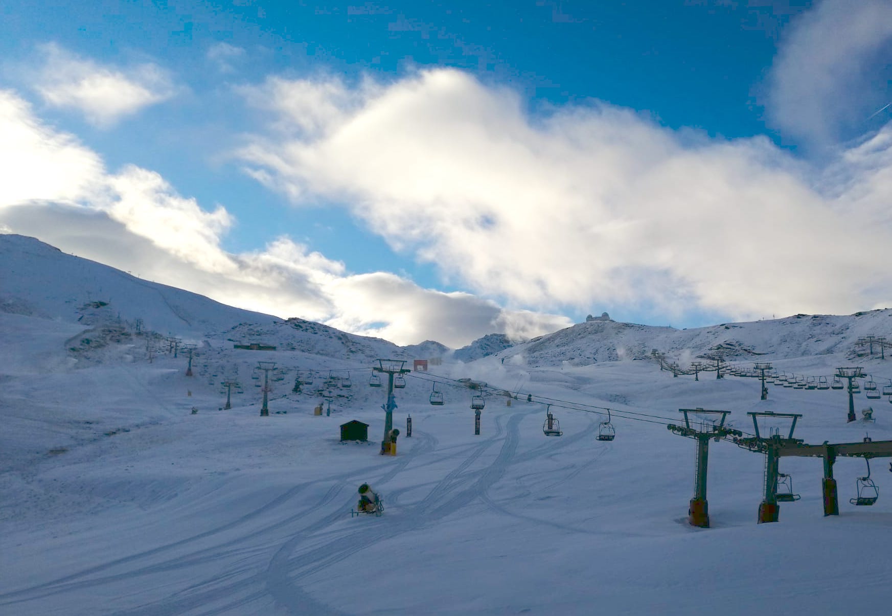 Sierra Nevada amanece teñida de blac
