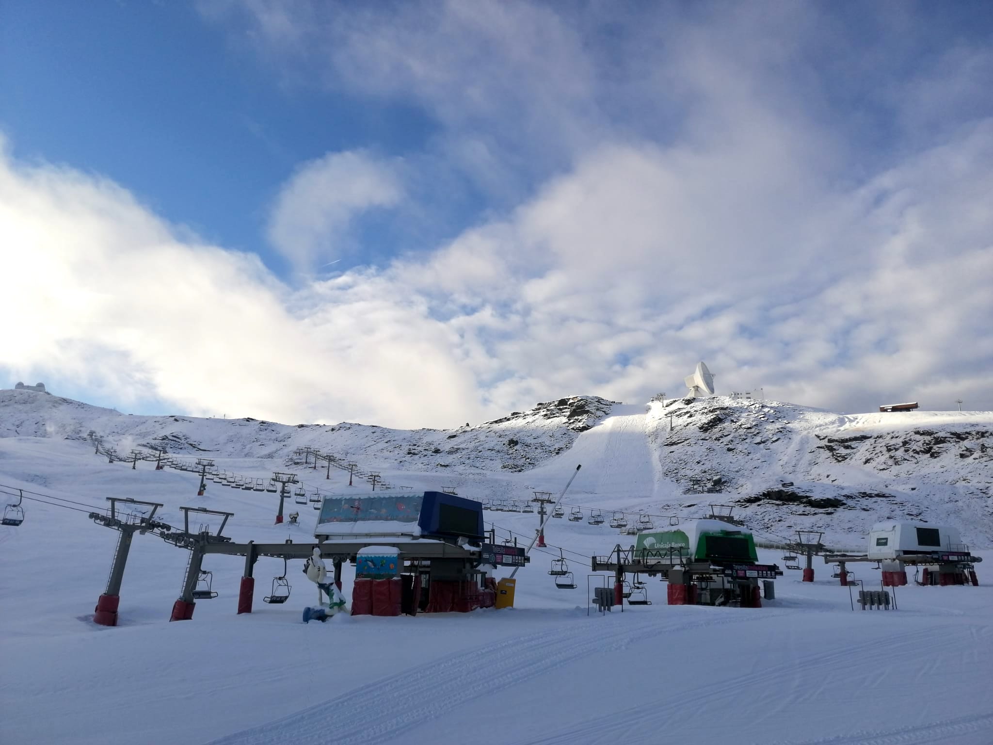 Sierra Nevada amanece teñida de blac