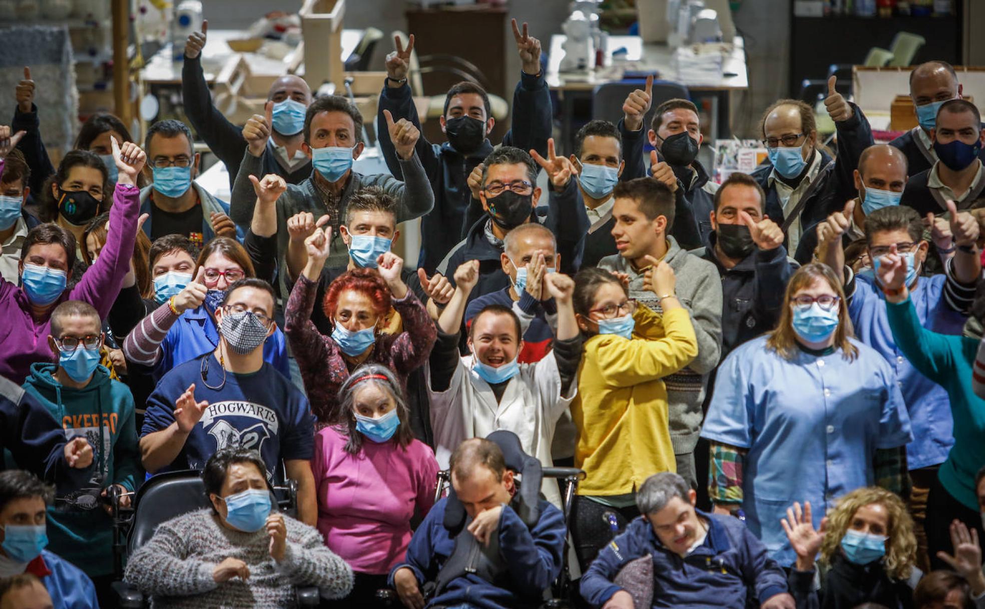 Los usuarios de los servicios asistenciales de la asociación VALEposaron encantados.