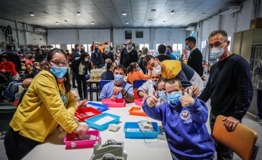 Los funcionarios de prisiones aprovecharon para conocer de primera mano las instalaciones de la asociación.