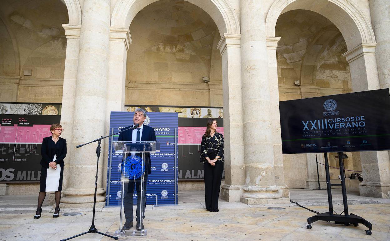 El rector de la UAL, Carmelo Rodríguez, ayer en el Claustro de la Catedral durante la presentación de los Cursos de Verano para 2022.